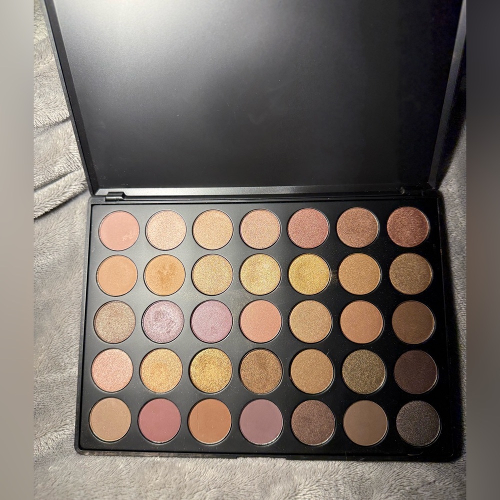 SOLD LOCALLY! Morphe color palette. 35 beautiful neutral colors. - Picture 3 of 4